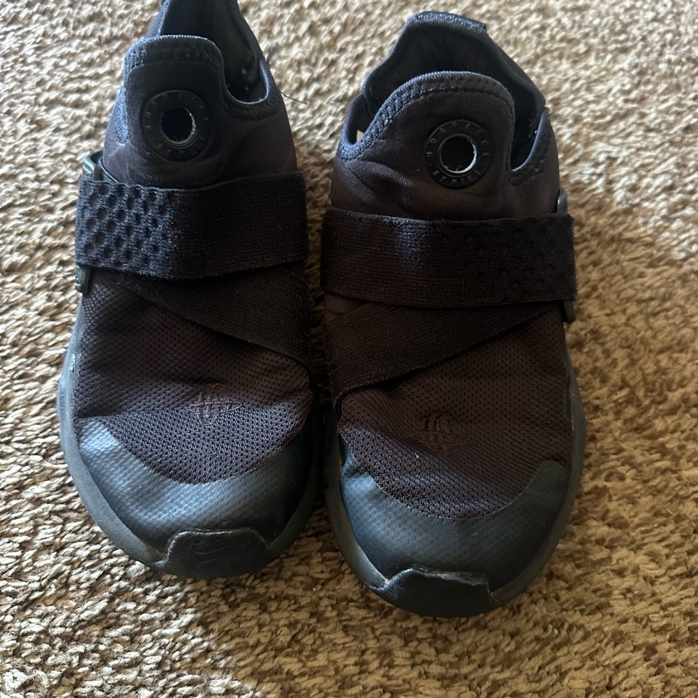 Boys Nike slip on sneakers